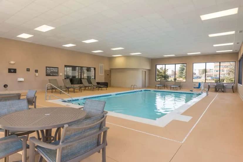 Hampton Inn East Lansing — pool