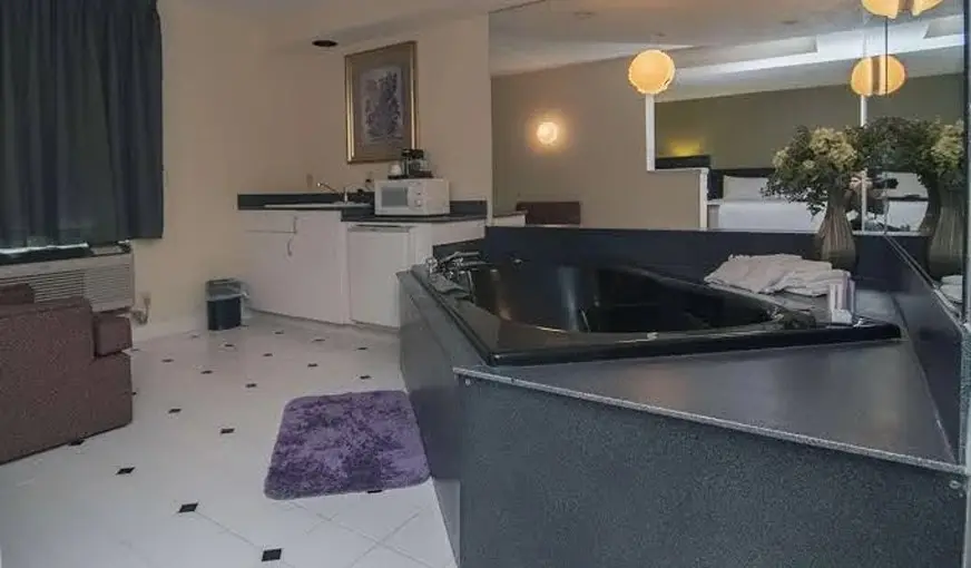 Hotels with jacuzzi in room in Flemington