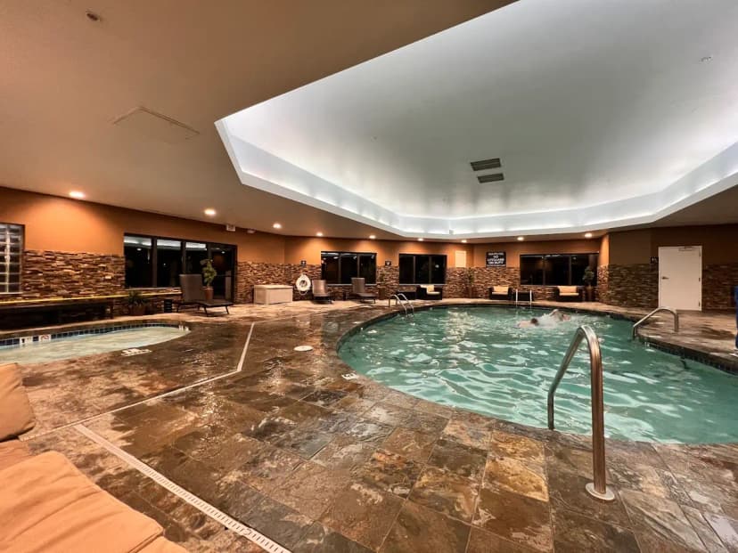 Hotels with jacuzzi in room in Fort Smith