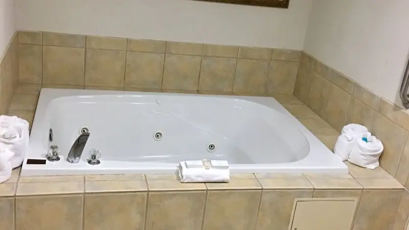 In-room hot tub at Hampton Inn Front Royal in Front Royal, VA