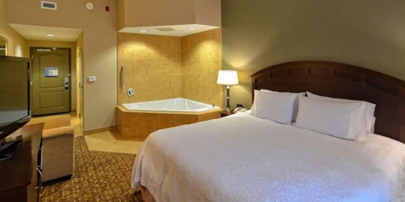Hotels with jacuzzi in room in Geneseo
