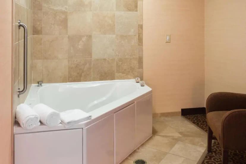 Hotels with jacuzzi in room in Goshen
