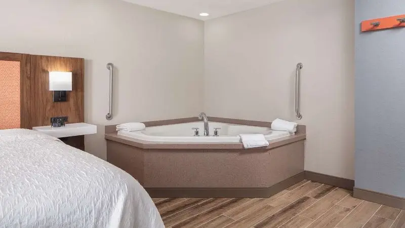 Hotels with jacuzzi in room in Joliet