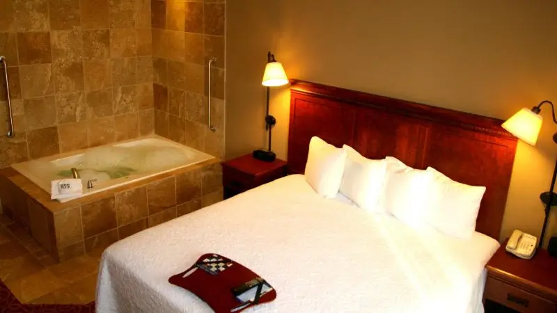 Hotels with jacuzzi in room in Lincoln