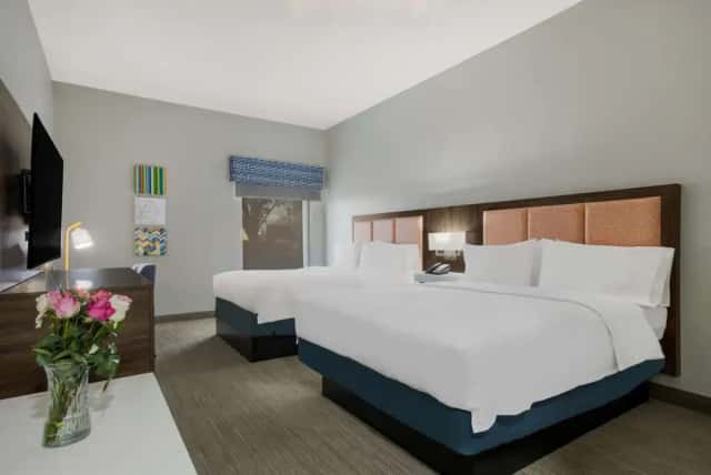 Hampton Inn Linden — guest room