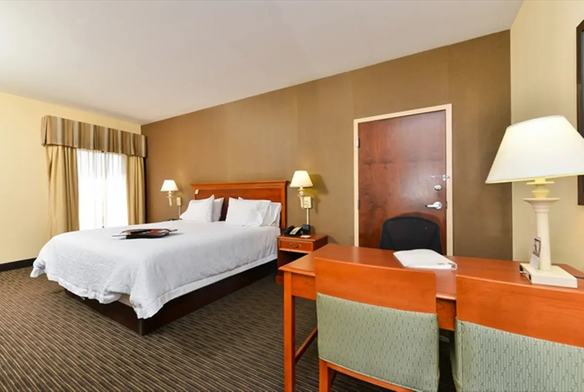Hampton Inn Linden — pool