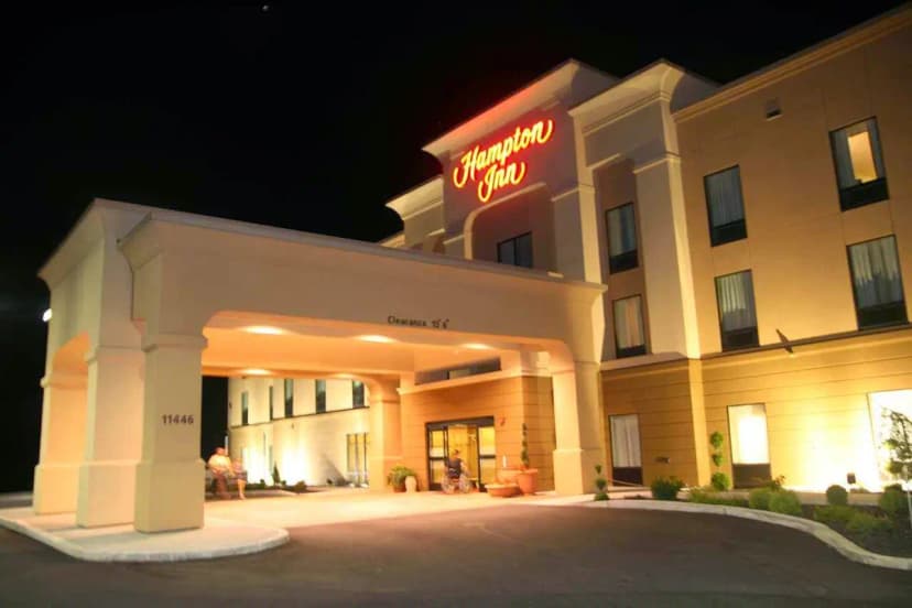 Hotels with jacuzzi in room in Meadville