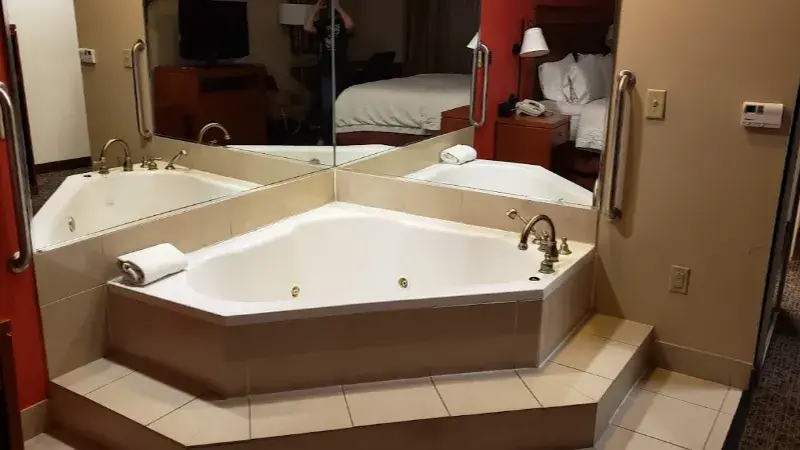 Hotels with jacuzzi in room in Hope Hull