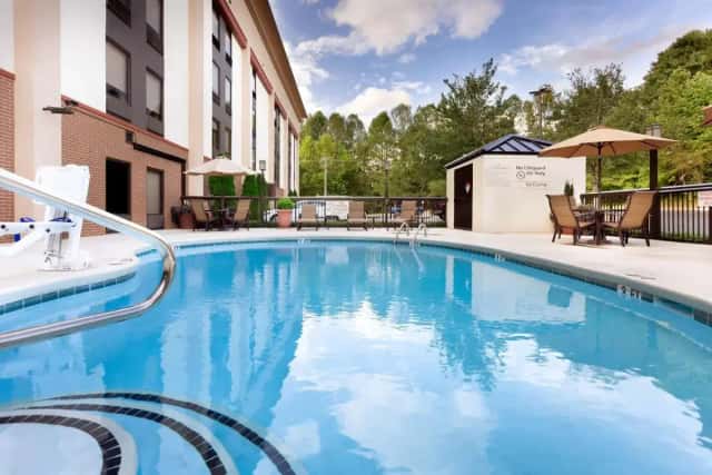 Hampton Inn Morganton — guest room