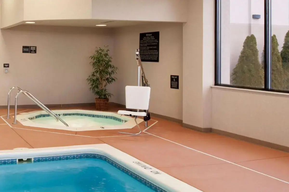 Hotels with jacuzzi in room in Muskegon