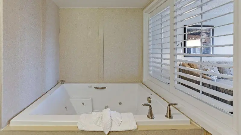 Hotels with jacuzzi in room in Myrtle Beach