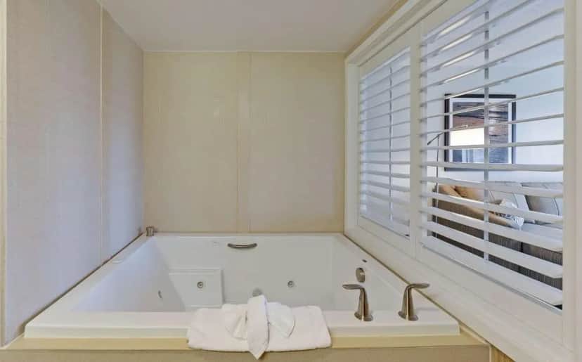 Private in-room jacuzzi tub in the King Studio with Spa Bath - Non-Smoking at Hampton Inn Myrtle Beach Broadway at the Beach