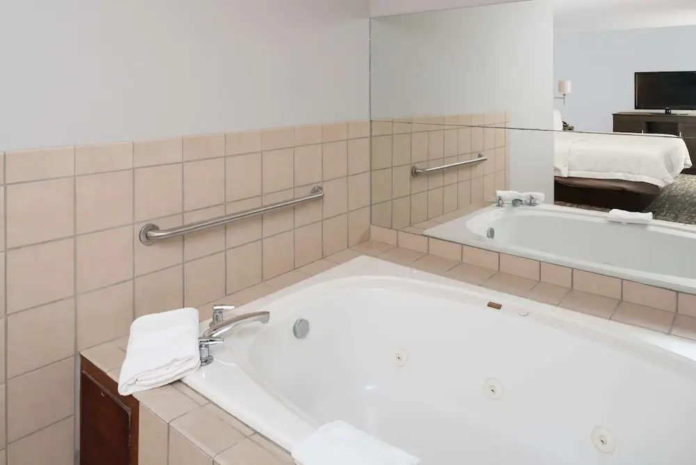 Hotels with jacuzzi in room in North Sioux City