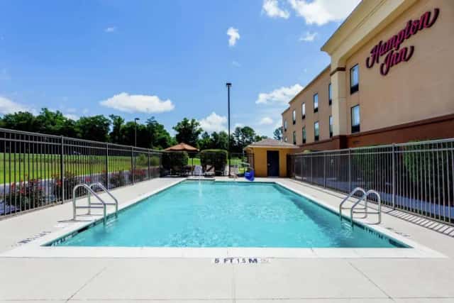 Hampton Inn Ozark — guest room