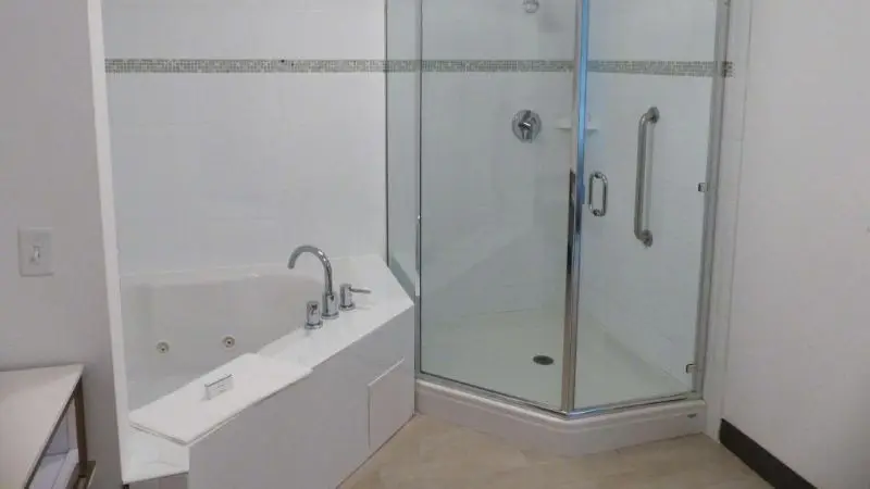 In-room hot tub at Hampton Inn Paramus in Paramus, NJ