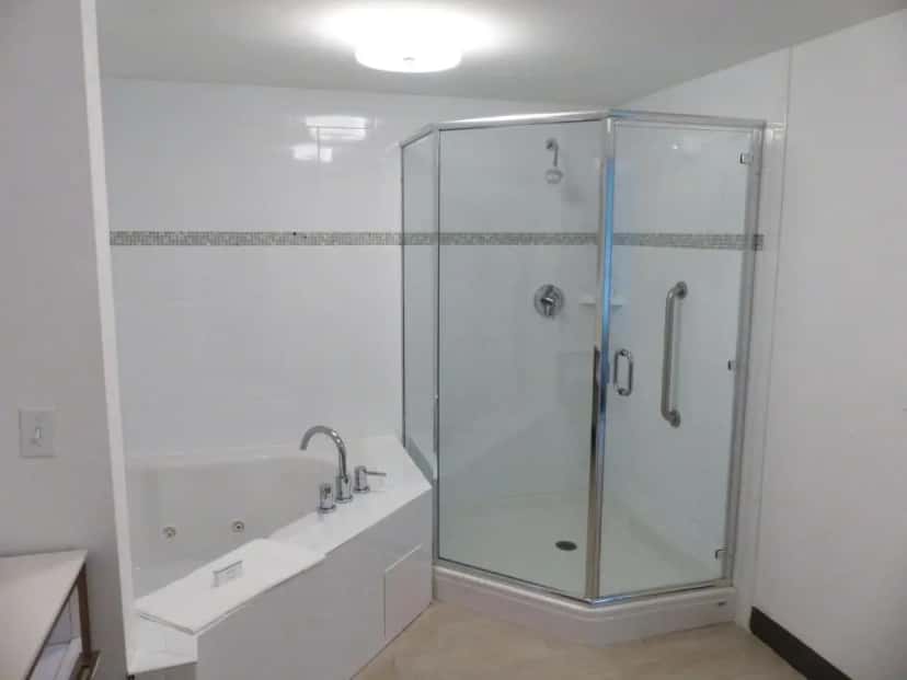 In-room hot tub at Hampton Inn Paramus in Paramus, NJ