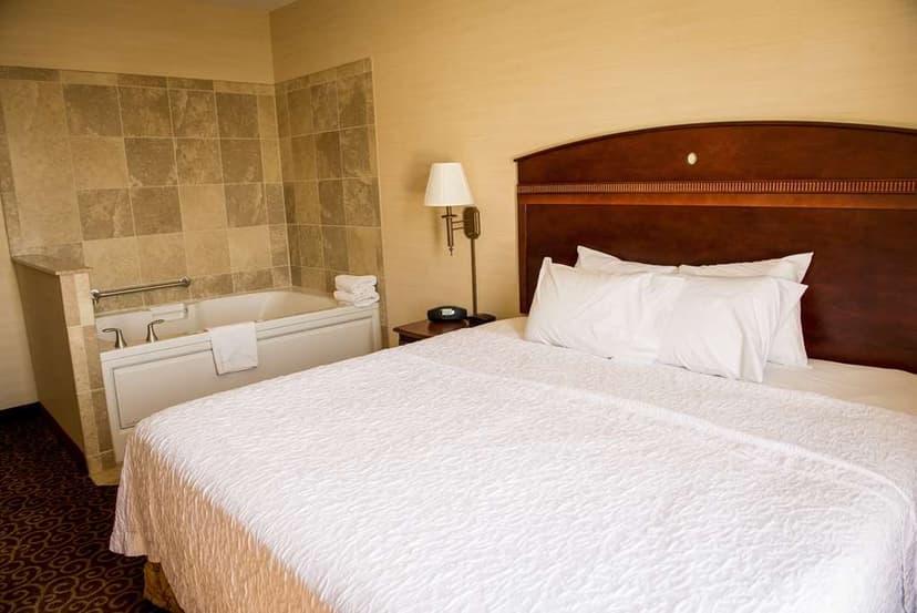 Hotels with jacuzzi in room in Plover