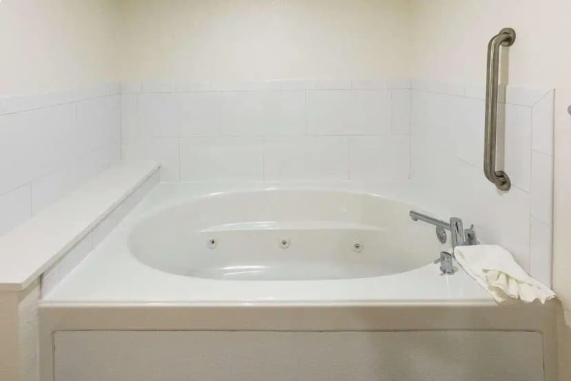 Hotels with jacuzzi in room in Saint Augustine Beach