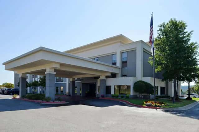 Hampton Inn Tulsa-Sand Springs — guest room