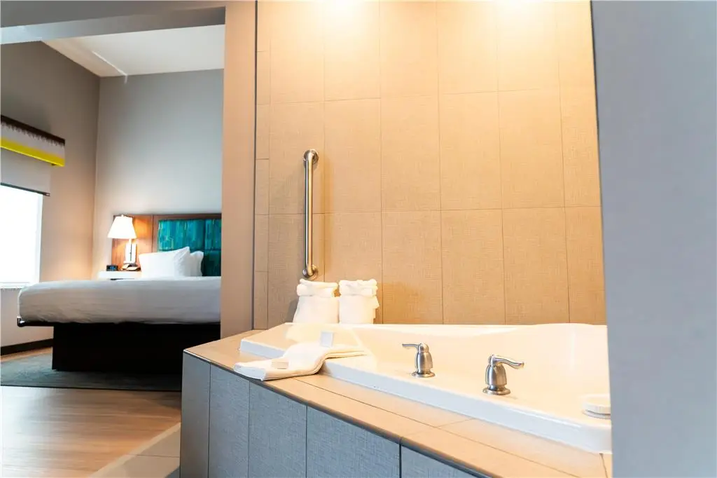 Hotels with jacuzzi in room in Blackwood