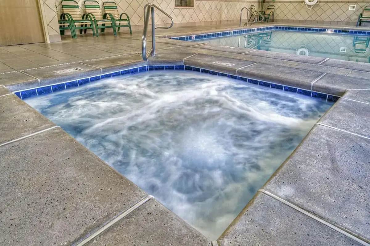 a hot tub in the middle of a swimming pool at Hampton Inn Twin Falls in Twin Falls