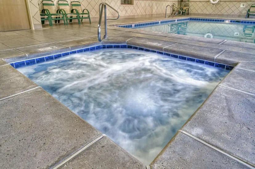 Hotels with jacuzzi in room in Twin Falls