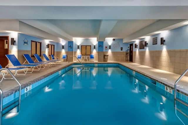 Hampton Inn Waterbury — guest room