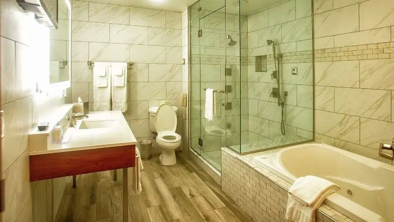 Hotels with jacuzzi in room in Wheeling