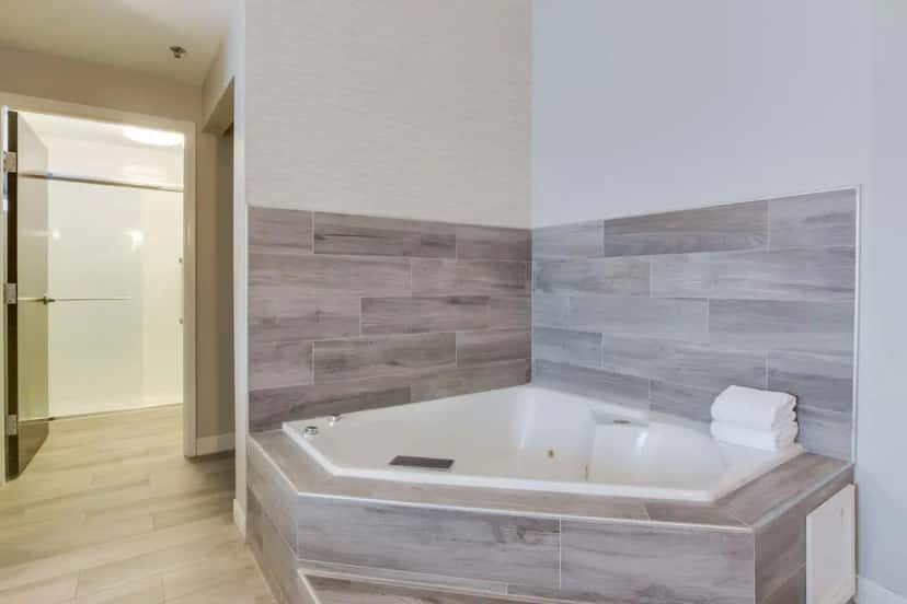 In-room hot tub at Hampton Inn White House in White House, TN