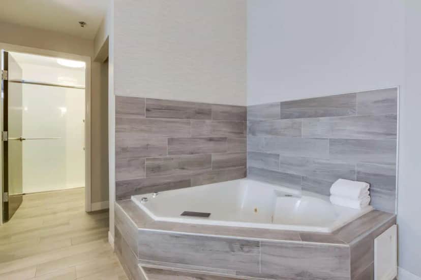 Private in-room jacuzzi tub in the King Room with Spa Bath at Hampton Inn White House