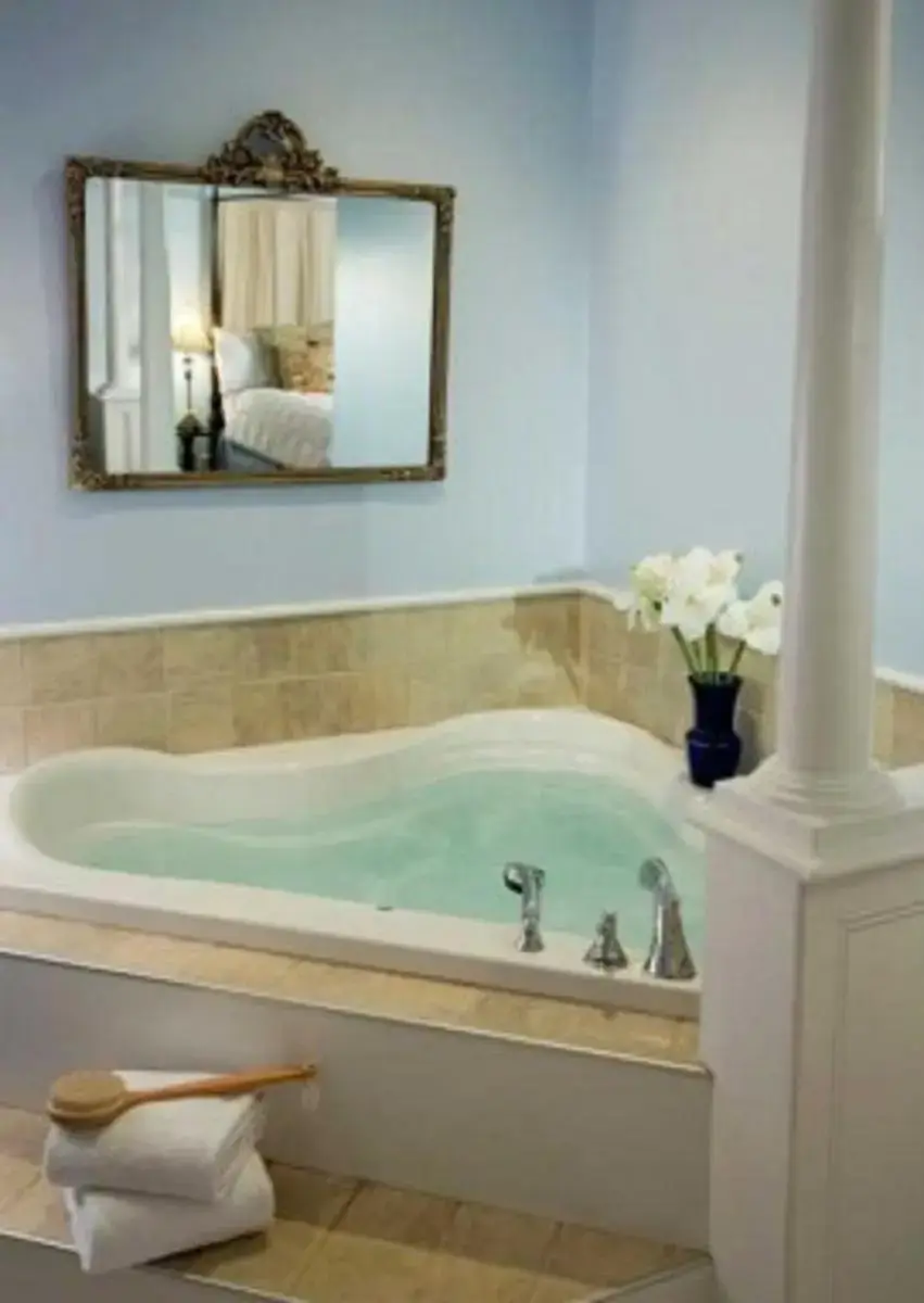 In-room hot tub at Hampton Terrace Inn in Lee, MA