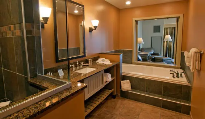 Hotels with jacuzzi in room in Clayton