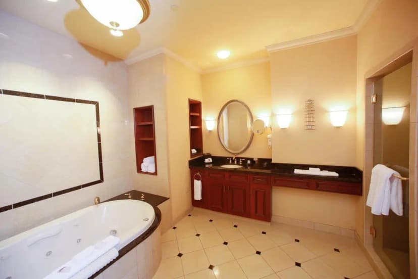 Hotels with jacuzzi in room in North Kansas City