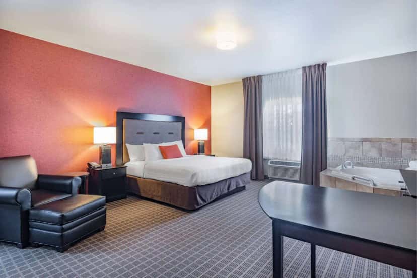 In-room hot tub at Hawthorn Suites by Wyndham Dickinson in Dickinson, ND
