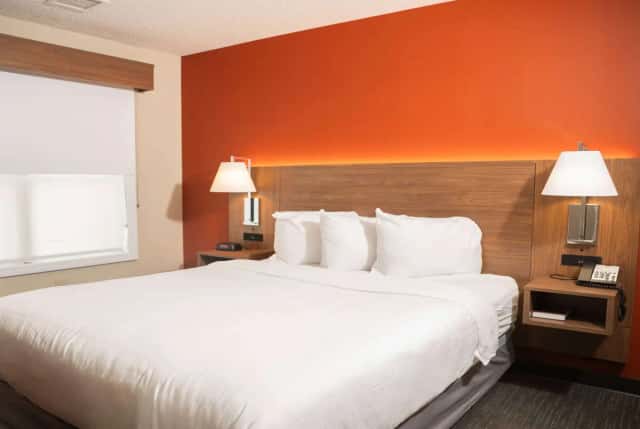 Hawthorn Suites by Wyndham Erie — guest room