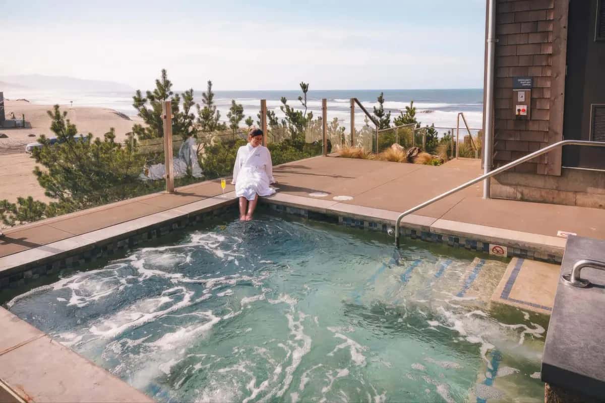 Headlands Coastal Lodge & Spa Shared outdoor hot tub