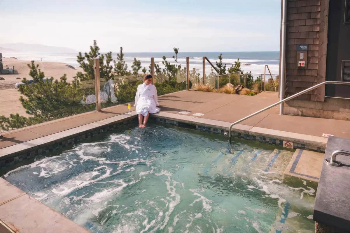 Headlands Coastal Lodge & Spa Shared outdoor hot tub