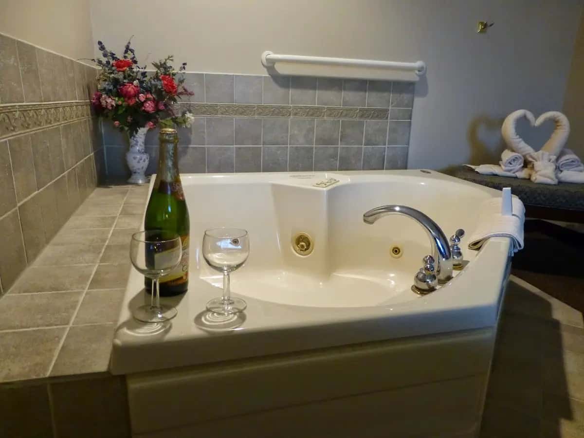 In-room jacuzzi tub at Hearthstone Inn & Suites in Cedarville, OH