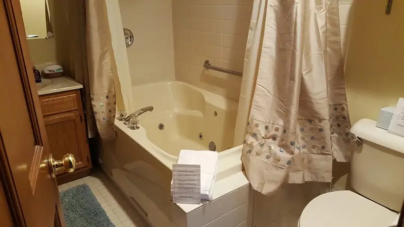 Hotels with jacuzzi in room in Fredericktown