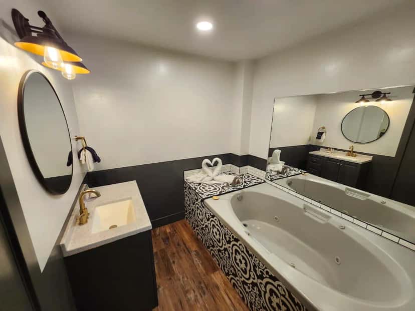 In-room jacuzzi tub at Heavenly Inn Lake Tahoe in South Lake Tahoe, CA