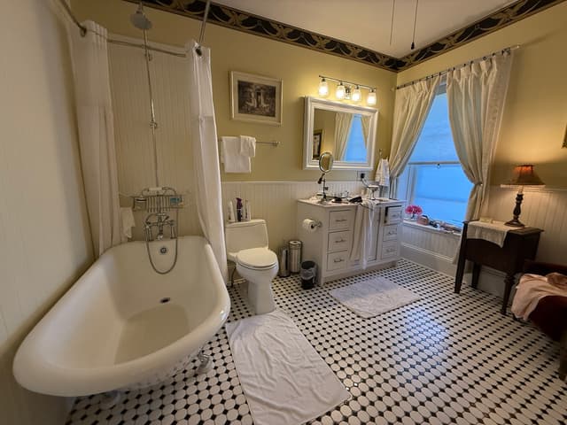 Deep soaking bathtub