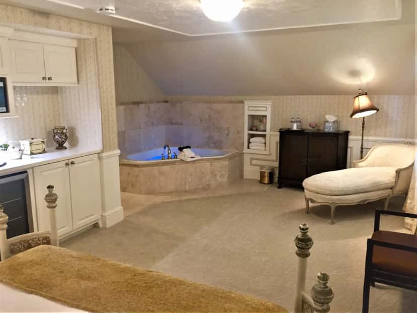 In-room hot tub at Heber Senator Bed and Breakfast in Heber City, UT