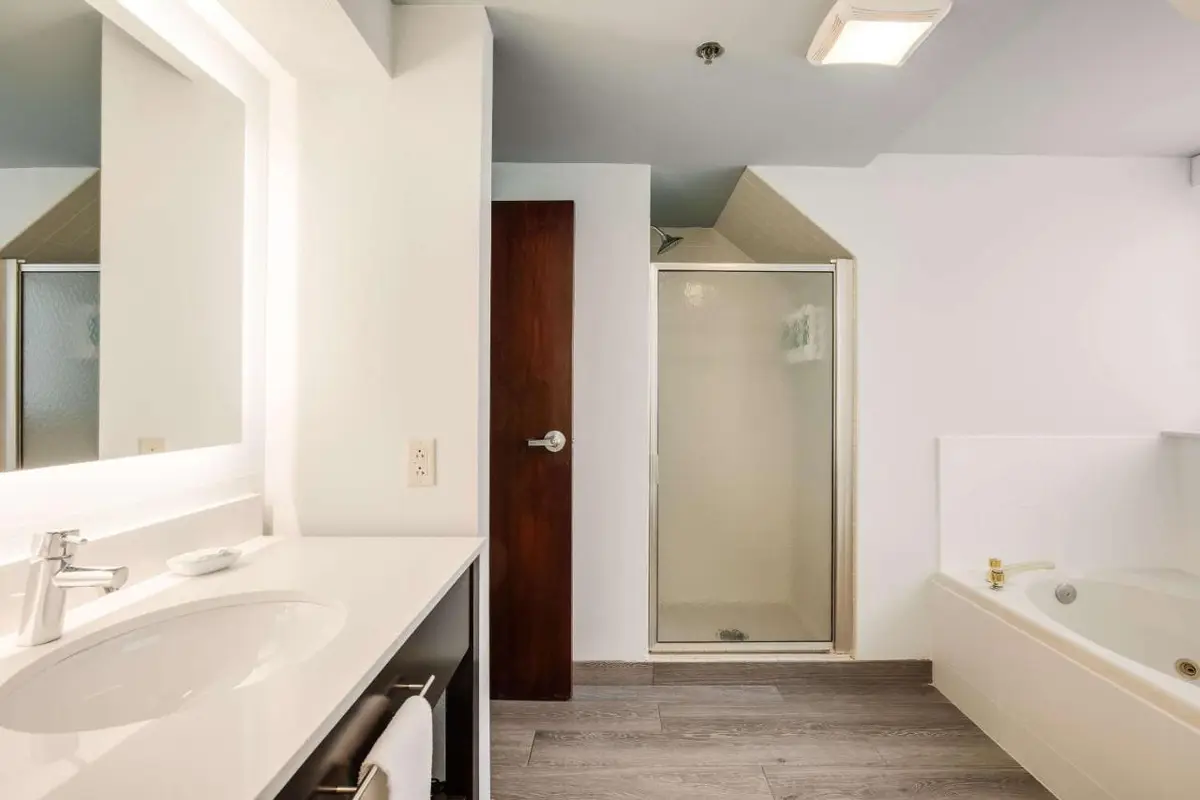 Hotels with jacuzzi in room in Green Lake