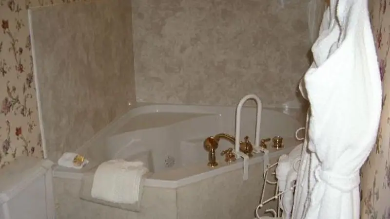 In-room hot tub at Heritage Inn in Snowflake, AZ