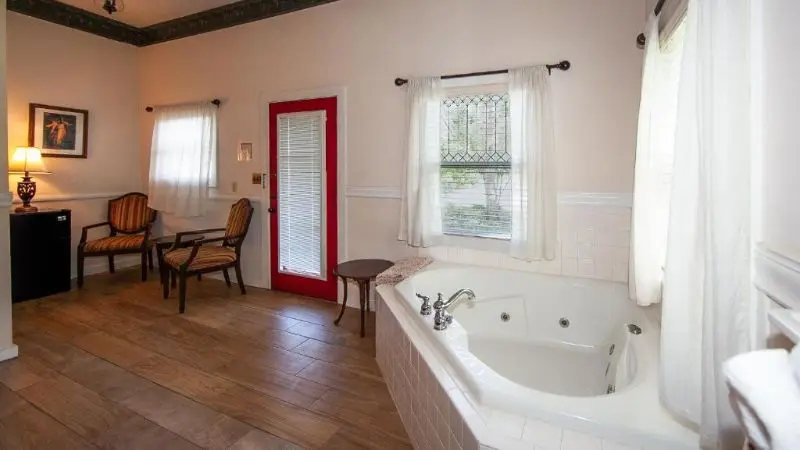 Hotels with jacuzzi in room in Micanopy