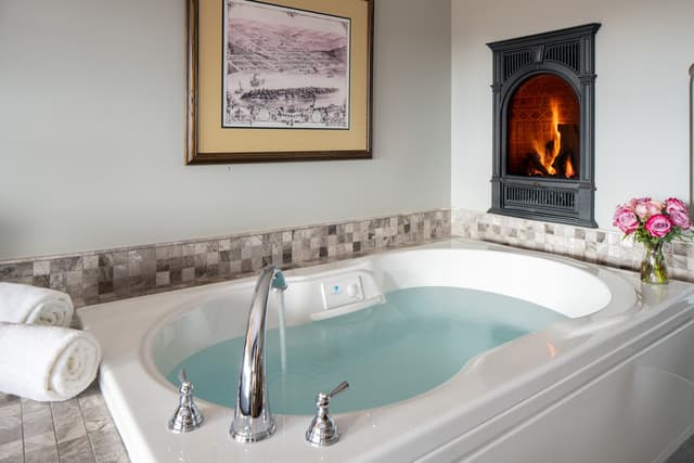 Jetted bathtub