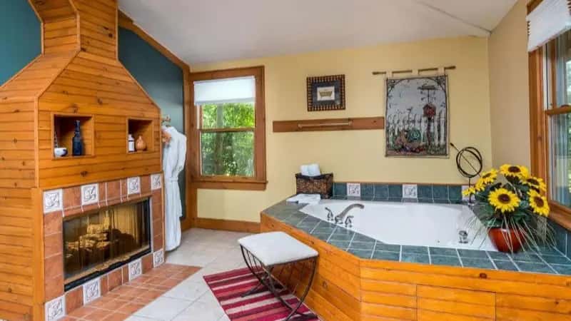 Highland Lake Inn & Resort hotel photo 1 in Flat Rock, North Carolina