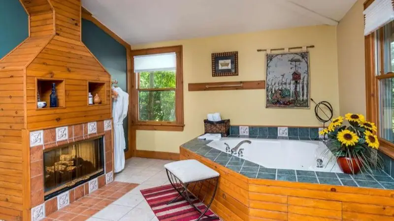 Hotels with jacuzzi in room in Flat Rock