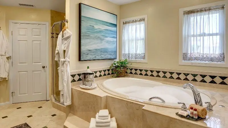 Hotels with jacuzzi in room in San Diego