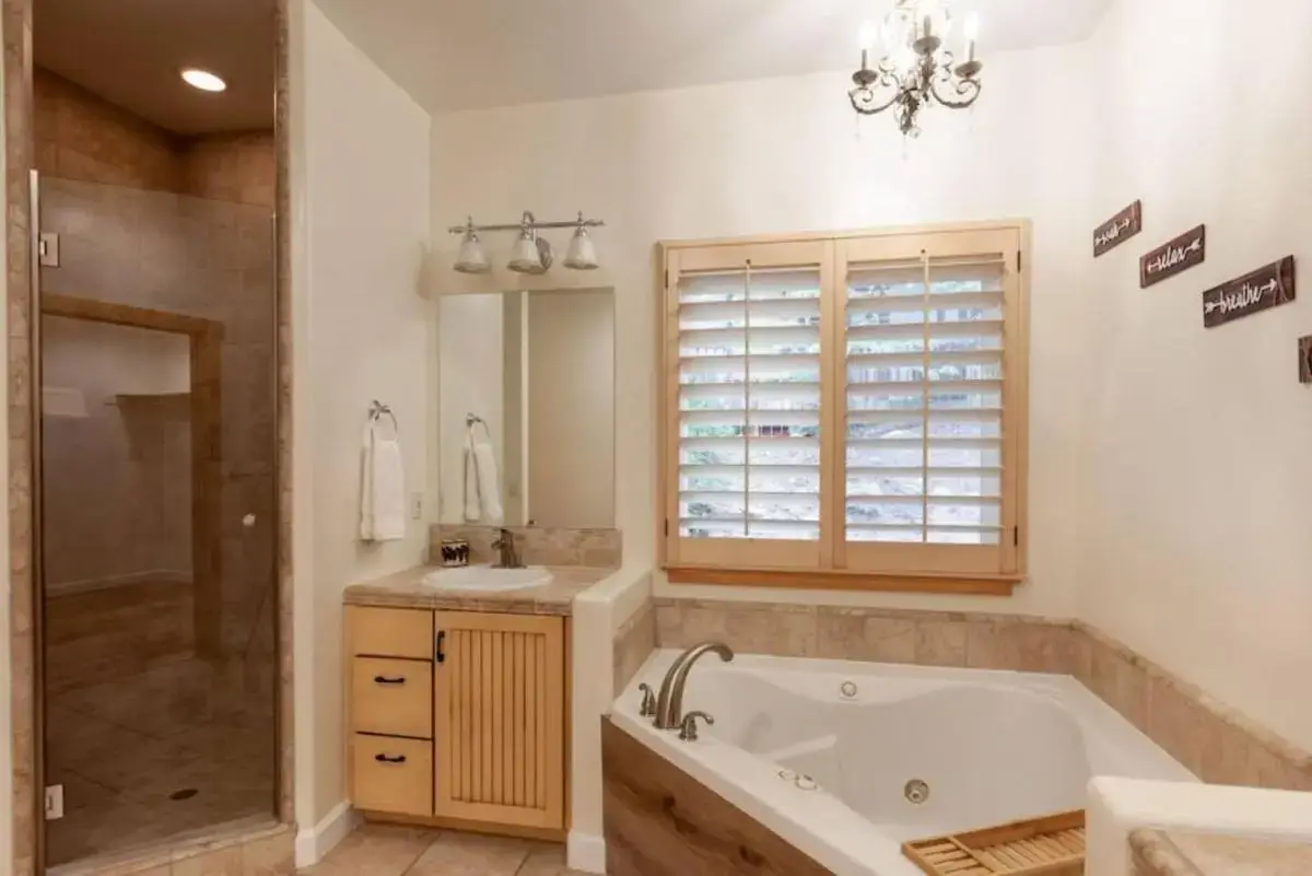 Hotels with jacuzzi in room in Lake Arrowhead